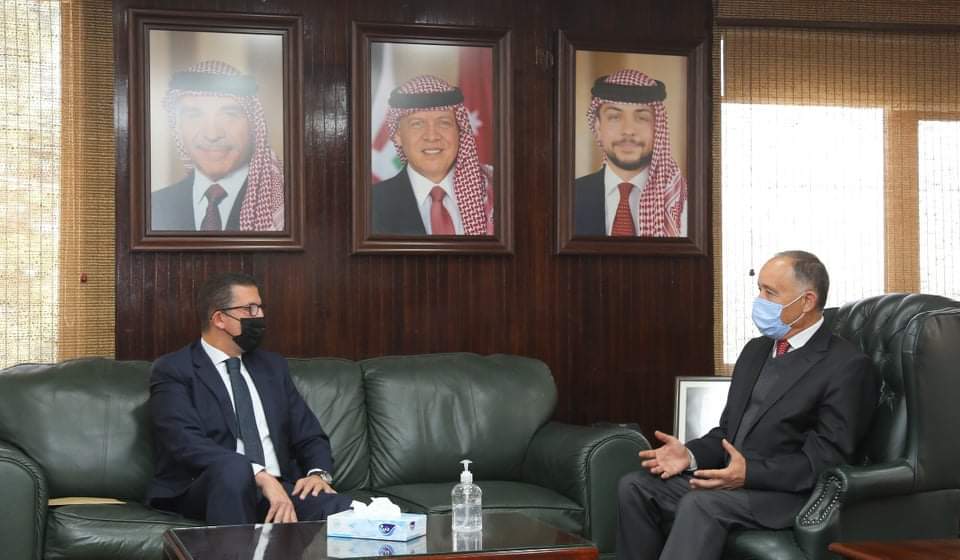 وزير المياه والري الأردني يبحث مع السفير المصري سبل تعزيز التعاون المائي