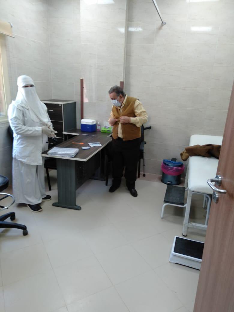 صحة المنيا تواصل تطعيم المواطنين بلقاح فيروس كورونا بمستشفى سمالوط النموذجي