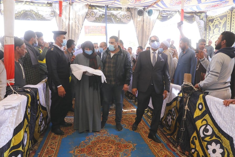 صور .. محافظ سوهاج والمواطنون يشهدون مراسم صلح في خصومات ثأرية بسوهاج

