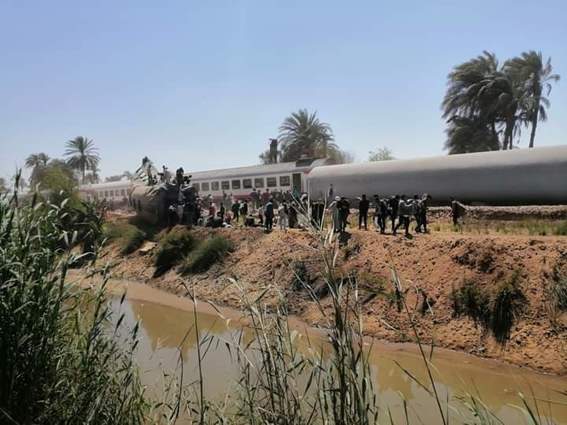مجموعة صور ترصد ضحايا ومصابي تصادم قطاري سوهاج في انتظار الإسعاف 