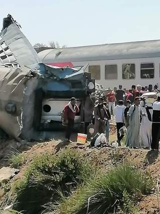 مجموعة صور ترصد ضحايا ومصابي تصادم قطاري سوهاج في انتظار الإسعاف 