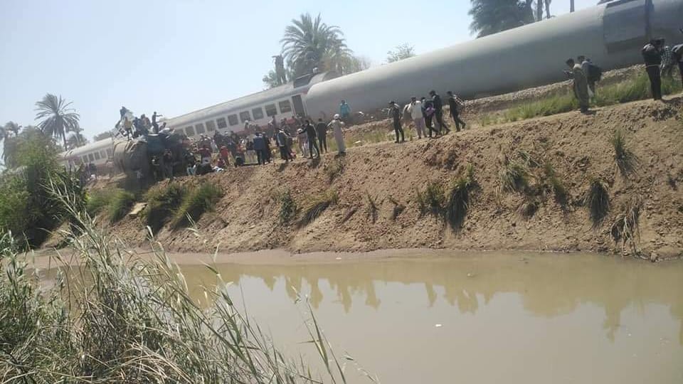 أهالي سوهاج يطلقون استغاثات للتبرع بالدم، من أجل إنقاذ مصابي حادث اصطدام قطارين