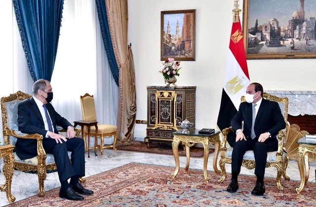 الرئيس خلال استقباله لافروف يؤكد ثبات الموقف المصري لاستعادة الأمن والاستقرار في الدول المتأثرة بالنزاعات