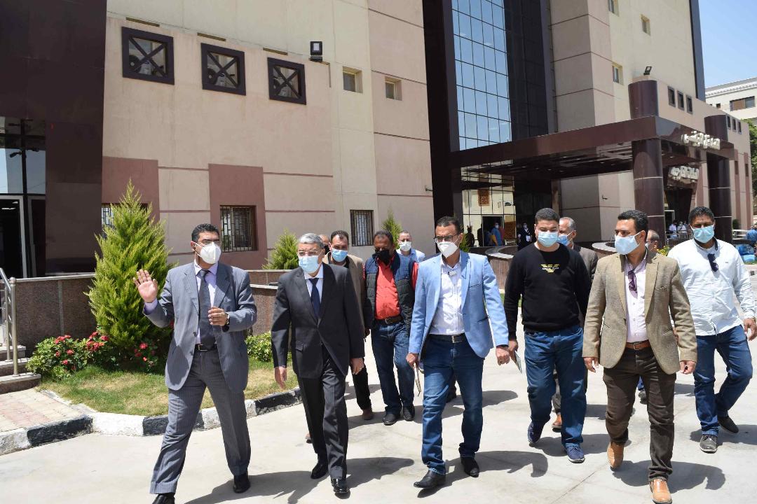 محافظ المنيا، يتابع جاهزية مستشفى سمالوط ، لاستقبال حالات فيروس كورونا 