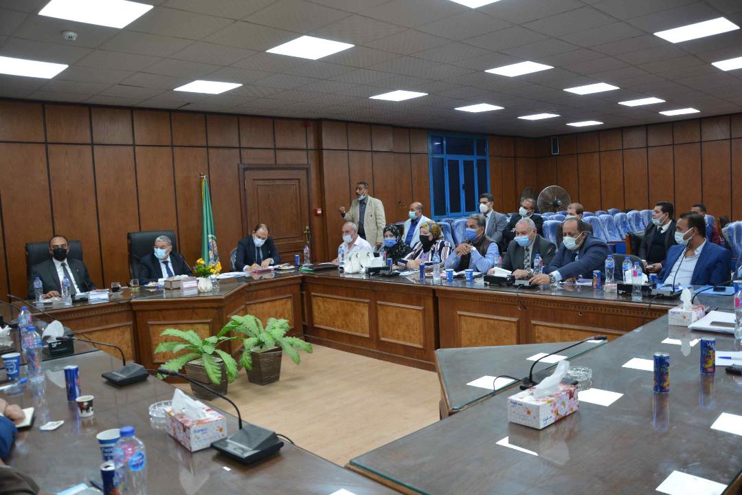 محافظ المنيا يجتمع ونواب البرلمان لمناقشة وحل عدد من المشاكل والطلبات