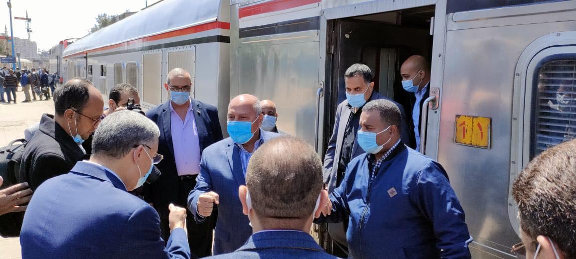 وزير النقل يتفقد محطة سكة حديد المنيا وورش الإضافية