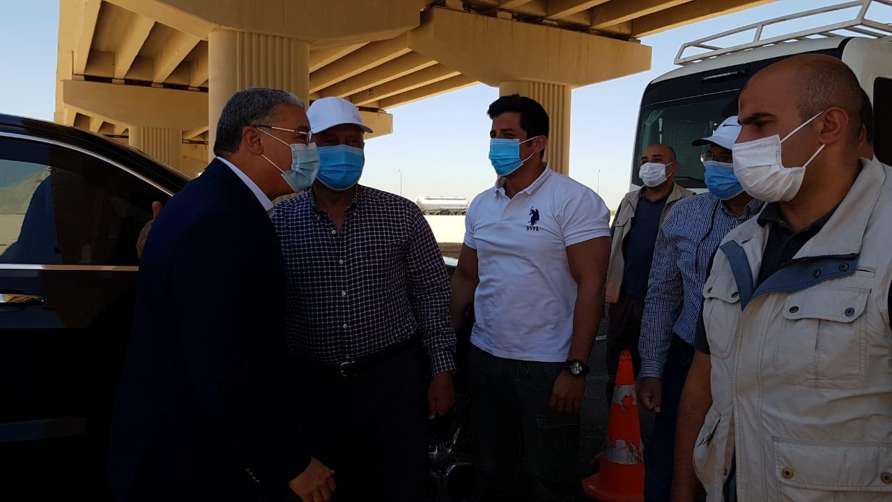 وزير النقل ومحافظ المنيا يتابعان جاهزية المرحلة الأولى من مشروع تطوير طريق الصعيد الصحراوي الغربي للافتتاح الرسمي