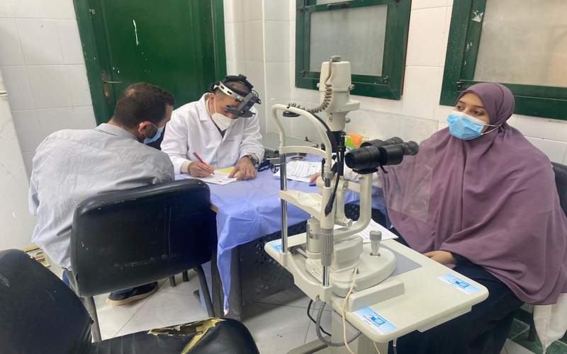 قافلة جامعة المنيا لقرية جبل الطير توقع الكشف الطبي على 435 موطن