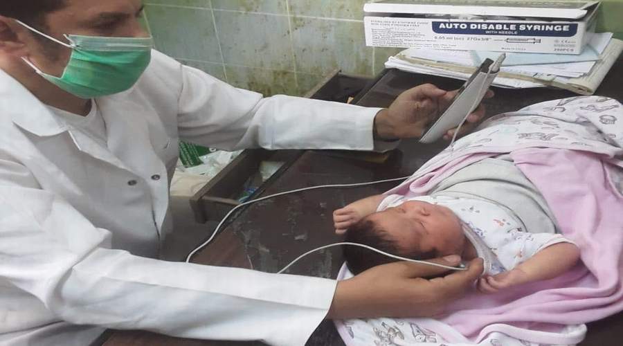 فحص 7867 طفلًا حديث الولادة بالمنيا ضمن مبادرة السمعيات