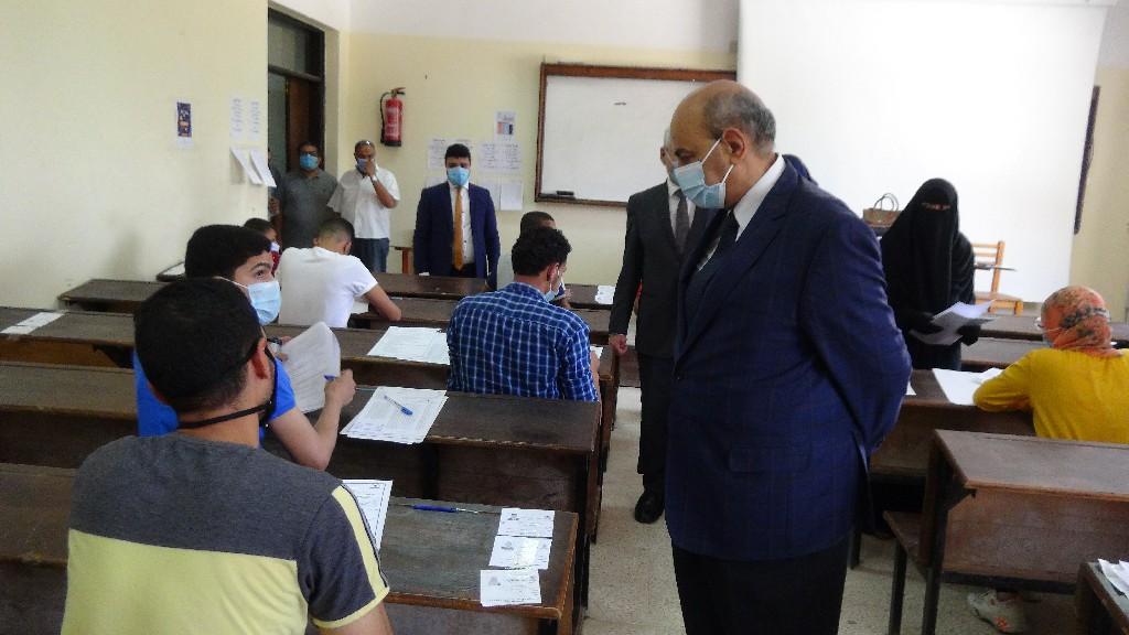 رئيس جامعة المنيا يتفقد لجان الامتحانات ويُشيد بالإجراءات الاحترازية والتنظيمية 