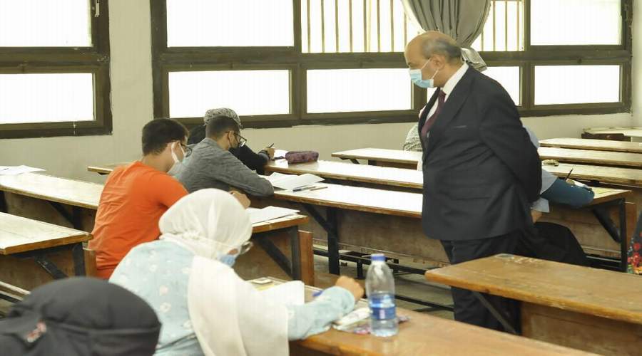 طلاب جامعة المنيا يُواصلون أداء الاختبارات وسط تدابير وقائية