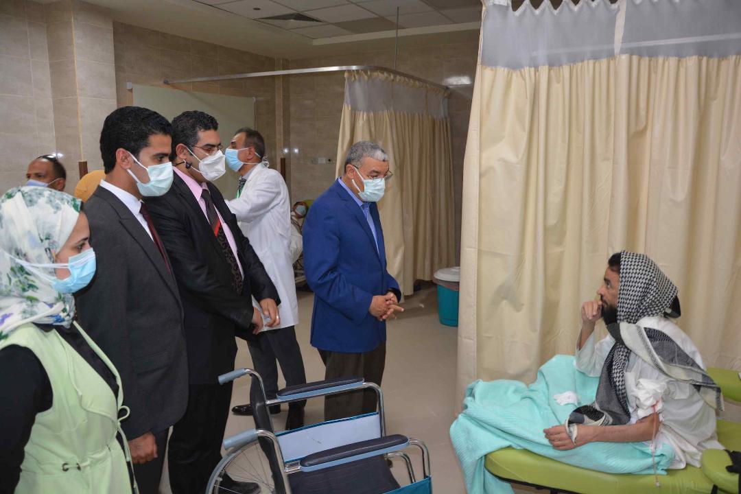 محافظ المنيا يتفقد مستشفى ديرمواس المركزي، ويتابع مركز تلقى اللقاح 