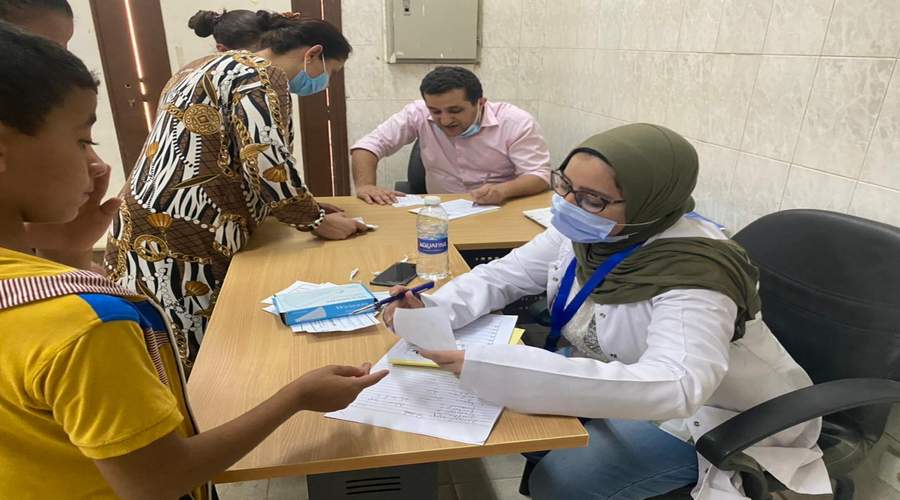 15 طبيب في 10 تخصصات طبية يُشاركون في قافلة جامعة المنيا بـ 