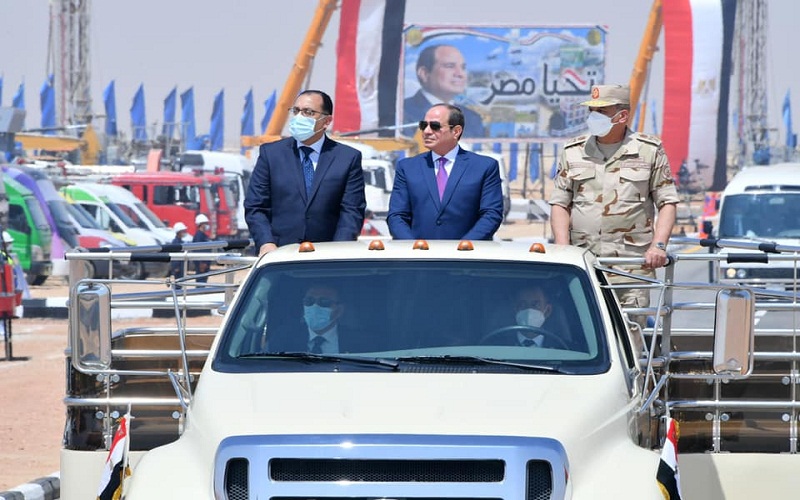 الرئيس السيسي يتفقد المعدات والمركبات المشاركة في مبادرة تطوير قرى الريف المصري