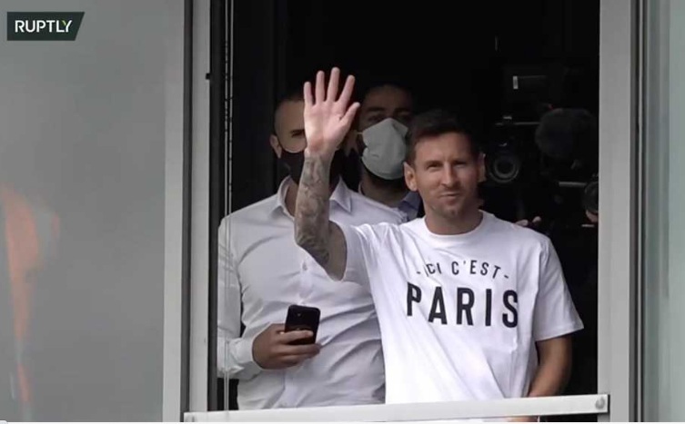 فيديو | ميسي يصل العاصمة الفرنسية للتوقيع على عقد مع باريس سان جيرمان