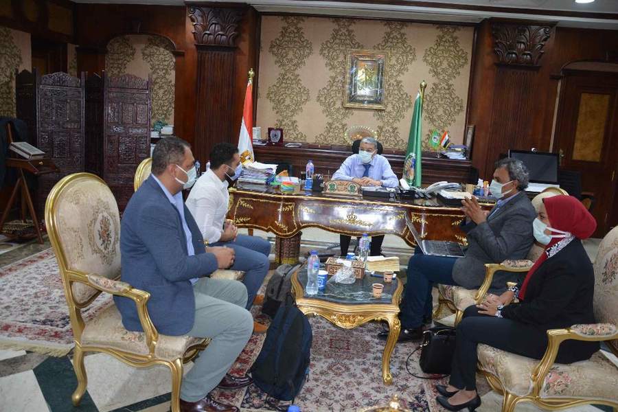 محافظ المنيا ، يناقش مع ممثلي برنامج التنمية المحلية بصعيد مصر خطة عمل التكتلات الاقتصادية  