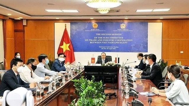 السفير المصري في فيتنام يشارك في اجتماع الدورة الثانية للجنة الفرعية في مجال التجارة والصناعة