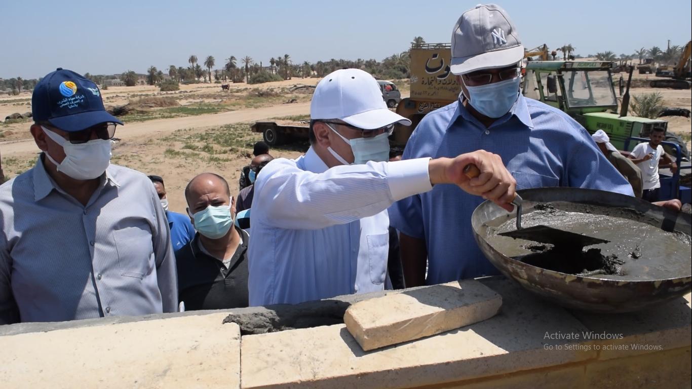 محافظ المنيا يضع حجر الأساس لأعمال إنشاء محطة معالجة قرية برمشا بتكلفة 840 مليون جنيه