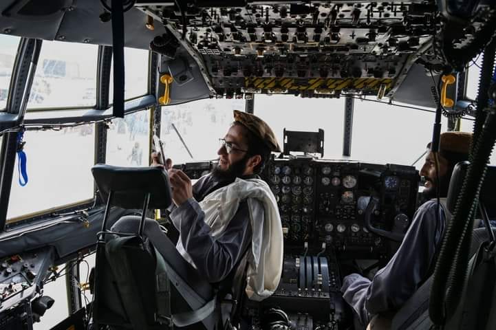 مقاتلو طالبان يلتقطون الصور داخل الطائرات الأمريكية