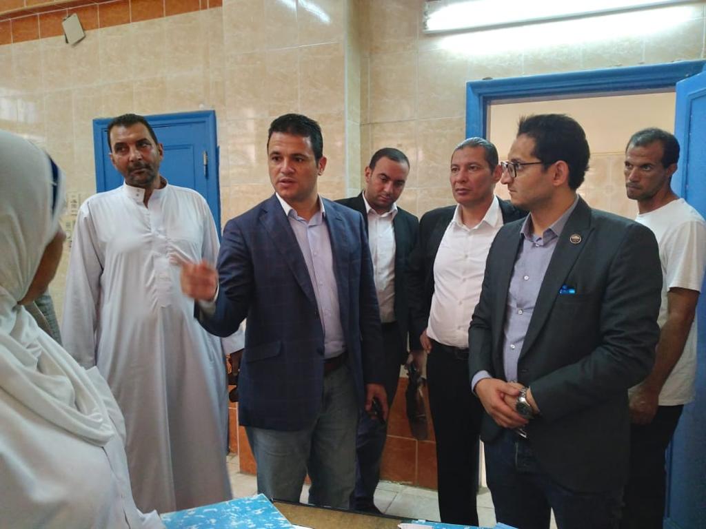 نائب البدرشين حازم عويان يتبرع بقطعة أرض لإنشاء محطة صرف صحي لأهالي المنطقة

