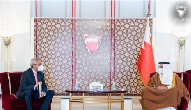 سفير مصر في المنامة ينقل رسالة من  رئيس مجلس الوزراء لنظيره البحريني