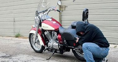 المتهم بسرقة الدراجات النارية: نفذت 4 وقائع سرقة بأسلوب توصيل الأسلاك 
