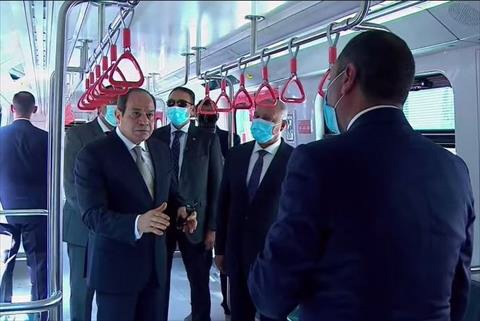 وزير النقل يعرض على الرئيس السيسي خطة تطوير قطاع السكك الحديدية