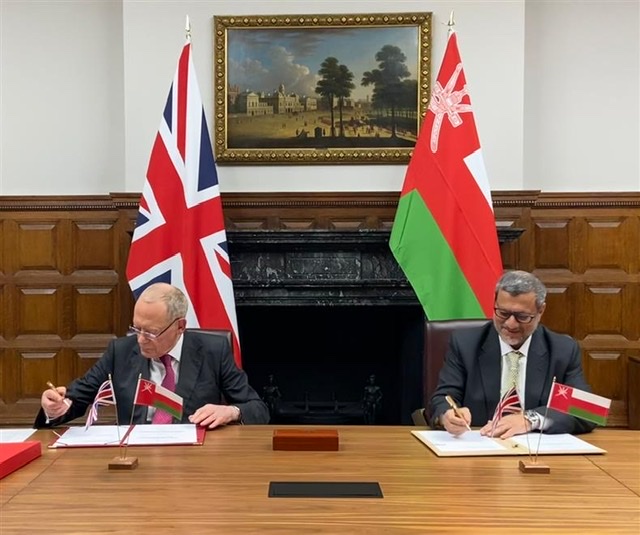سلطنة عُمان والمملكة المتحدة توقعان اتفاقية شراكة في مجال الاستثمار