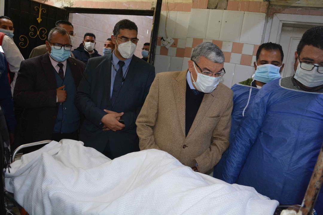 محافظ المنيا يتابع حالة المصابين في حادث تصادم بالصحراوي الغربي