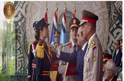 الرئيس السيسي يكرم أوائل خريجي الكليات العسكرية

