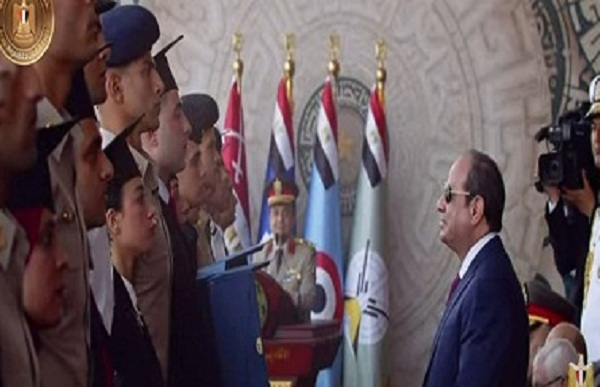 الرئيس السيسي يتسلم درع الكليات العسكرية من الطلاب الأوائل

