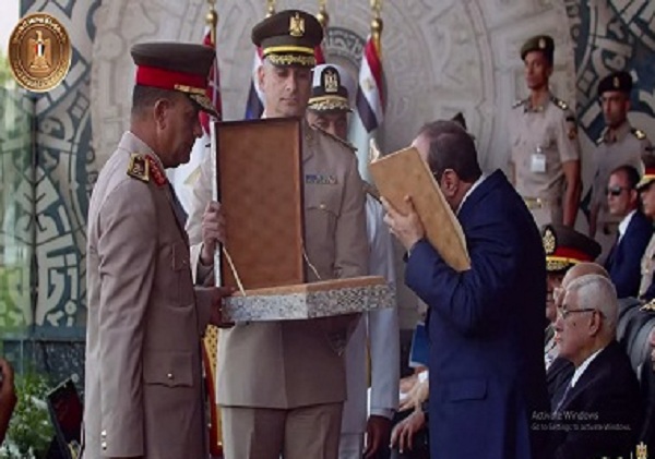 مدير الكلية الحربية يهدي الرئيس السيسي 