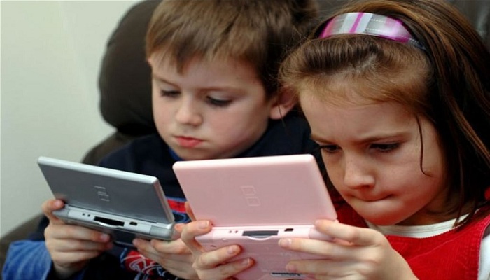 بعد رصد حالات إغماء، التربية والتعليم تحذر من خطورة الألعاب الإلكترونية على الأطفال والمراهقين