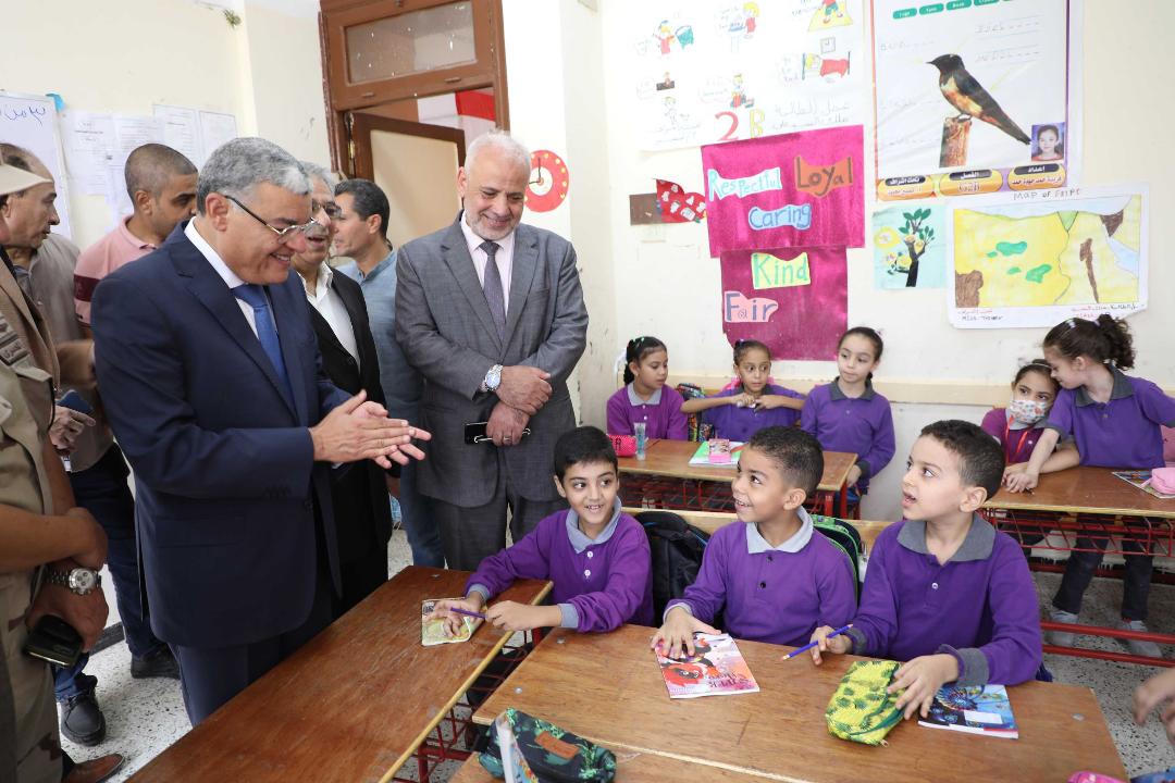 محافظ المنيا، يتابع انتظام سير العملية التعليمية بعدد من المدارس الحكومية والخاصة