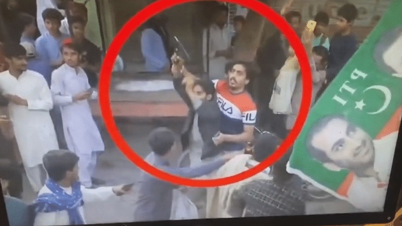 فيديو .. لحظة الهجوم على موكب عمران خان