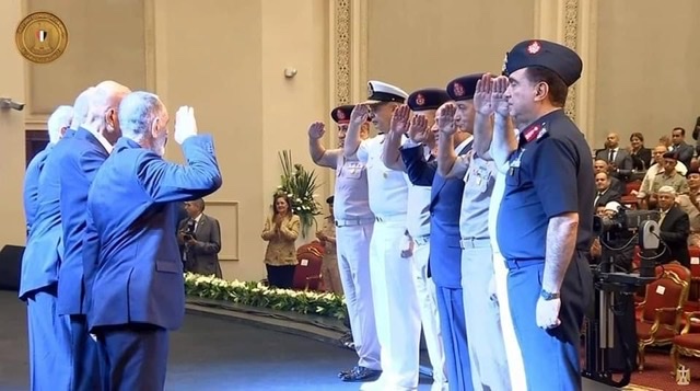 بالصور.. الرئيس السيسي يؤدي التحية العسكرية أمام أبطال حرب أكتوبر 