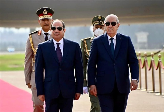 الرئيس السيسي يصل الجزائر للمشاركة في القمة العربية الـ31 