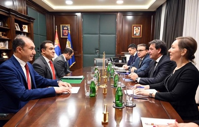 السفير المصري لدى صربيا يبحث مجالات التعاون الثنائي الأمني مع وزير الداخلية الصربي