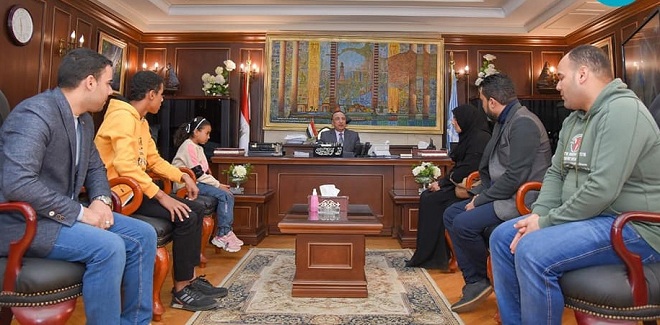 محافظ الإسكندرية يستقبل أسرة شهيد الحماية المدنية ويعدهم بدعم المحافظة