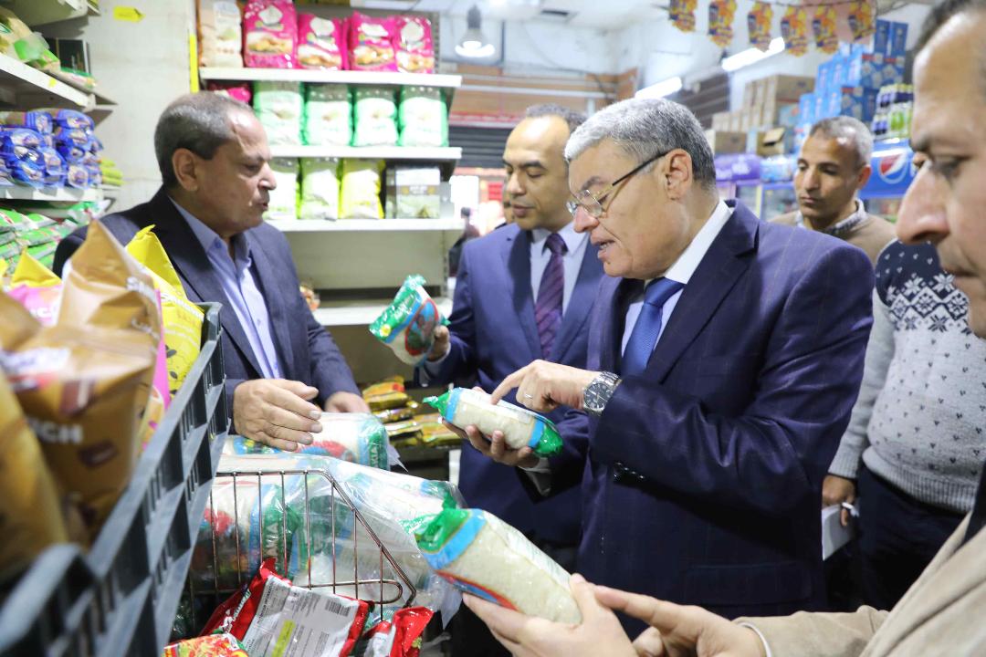 محافظ المنيا يقود حملة تموينية مكبرة لضبط الأسعار ورصد محتكري السلع الغذائية
