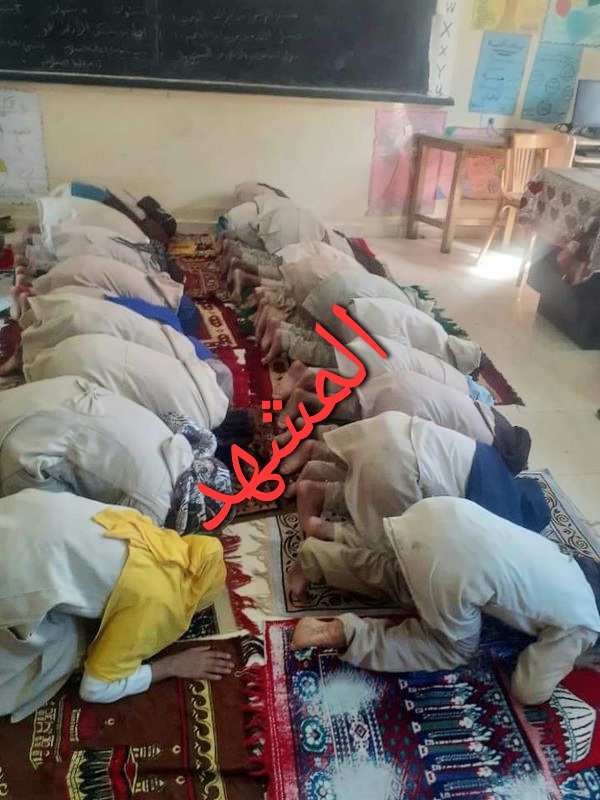 بعد نشر صورة الصلاة الجماعية من إحدى مدارس قنا ..متى تعلموهم القراءة والكتابة أيضا

