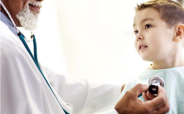 أطفال العالم يعانون أمراض الجهاز التنفسي، تعرف على علامات الخطر وكيفية التعامل 