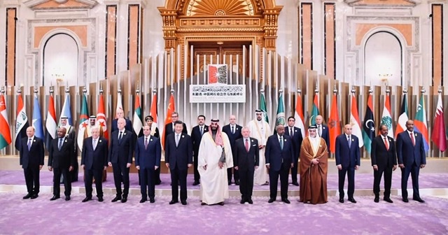 صورة تجمع الرئيس السيسي والقادة المشاركون في القمة العربية الصينية الأولي بالرياض