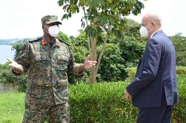 قائد القوات البرية الأوغندي يستقبل السفير المصري في كمبالا