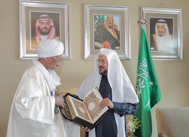 وزير الشؤون الإسلامية السعودي يلتقي رئيس المجلس الأعلى للشؤون الإسلامية التشادي بالقاهرة