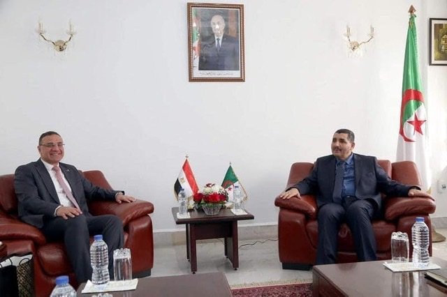 سفير مصر في الجزائر يلتقي وزير النقل الجزائري