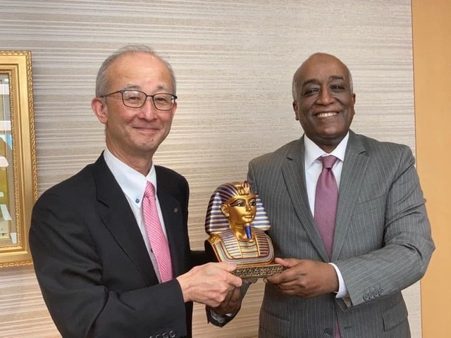 سفير مصر في طوكيو يلتقي  رئيس مجلس الأعمال الياباني المصري