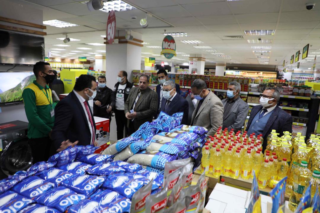 محافظ المنيا يتابع توافر السلع والمواد الغذائية بعدد من الأسواق والمجمعات الغذائية