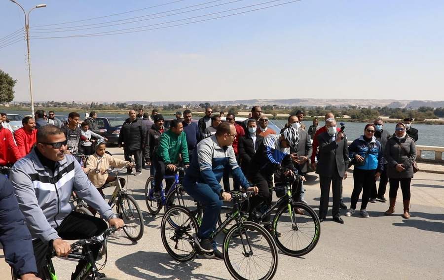  محافظ المنيا يطلق شارة البدء لماراثون الدراجات احتفالا بالعيد القومي للمحافظة