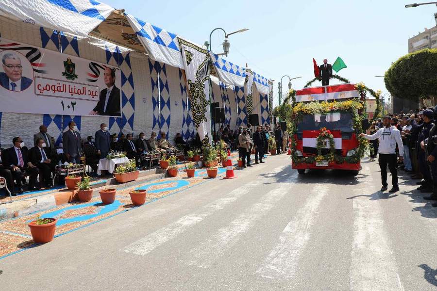 محافظ المنيا، يشهد طابور العرض لمديريات الخدمات والوحدات المحلية ضمن احتفالات المحافظة بعيدها القومي  